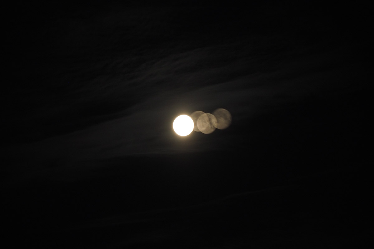 Сразу четыре ночных светила смогли запечатлеть жители Владимирской области. Что это — оптический обман или уникальное природное явление? Обсудили с очевидцами и экспертами по съемке космических тел.