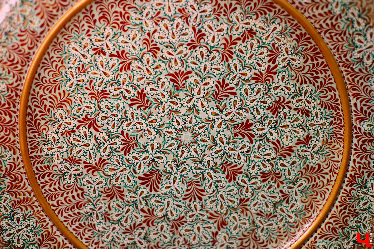 Листочек, цветочек, травка — из этих трех миниатюрных элементов по принципу калейдоскопа плетутся диковинные узоры. Точнее, они появляются, как в сказке, из-под кисти умелой художницы. «Тумановскую» роспись сравнивают с кружевом или бисероплетением, настолько тонкий получается орнамент, будто сама природа выплеснула на деревянное полотно свою сдержанную палитру. Примеры удивительной красоты работы ищите на нашем сайте.