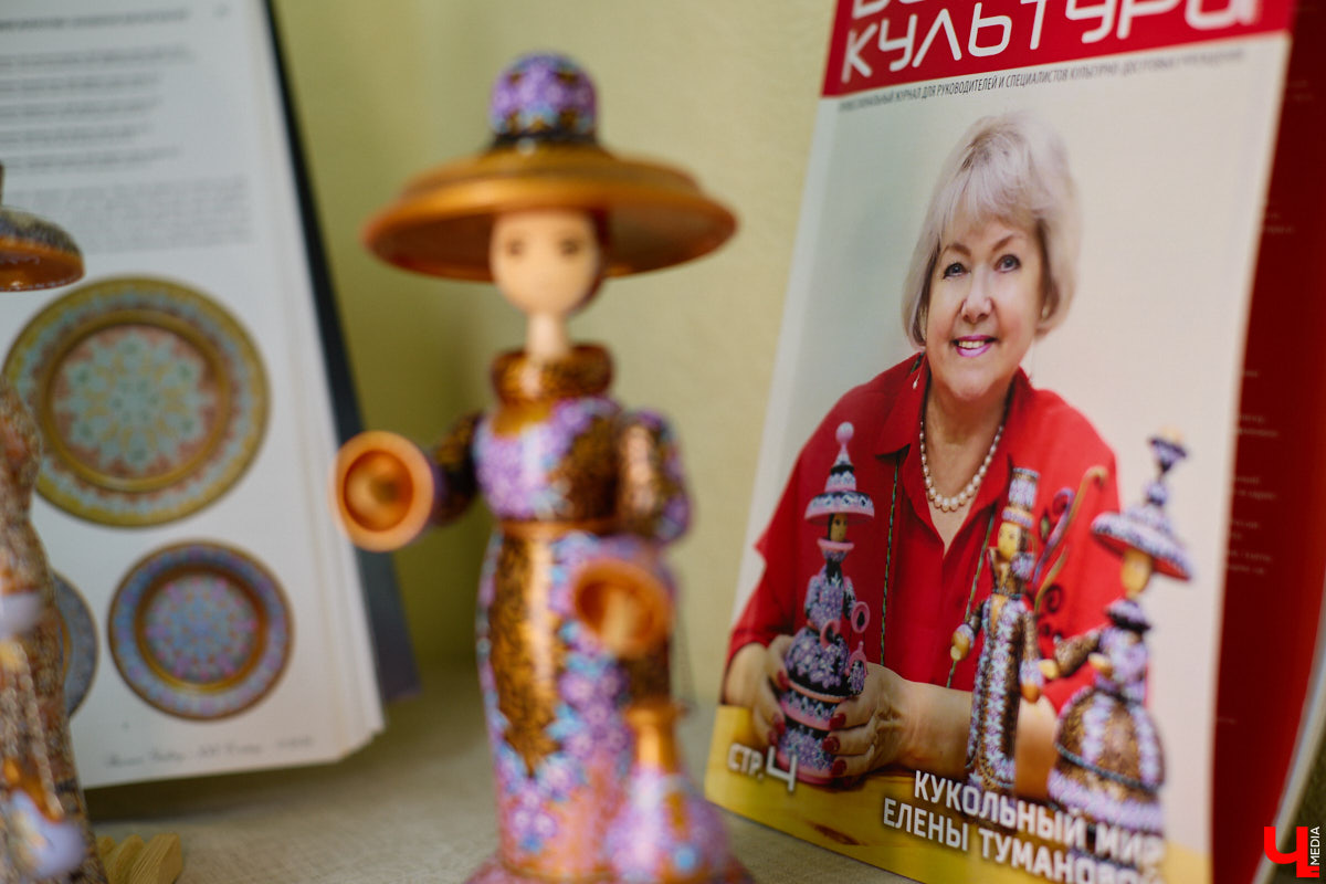 Листочек, цветочек, травка — из этих трех миниатюрных элементов по принципу калейдоскопа плетутся диковинные узоры. Точнее, они появляются, как в сказке, из-под кисти умелой художницы. «Тумановскую» роспись сравнивают с кружевом или бисероплетением, настолько тонкий получается орнамент, будто сама природа выплеснула на деревянное полотно свою сдержанную палитру. Примеры удивительной красоты работы ищите на нашем сайте.