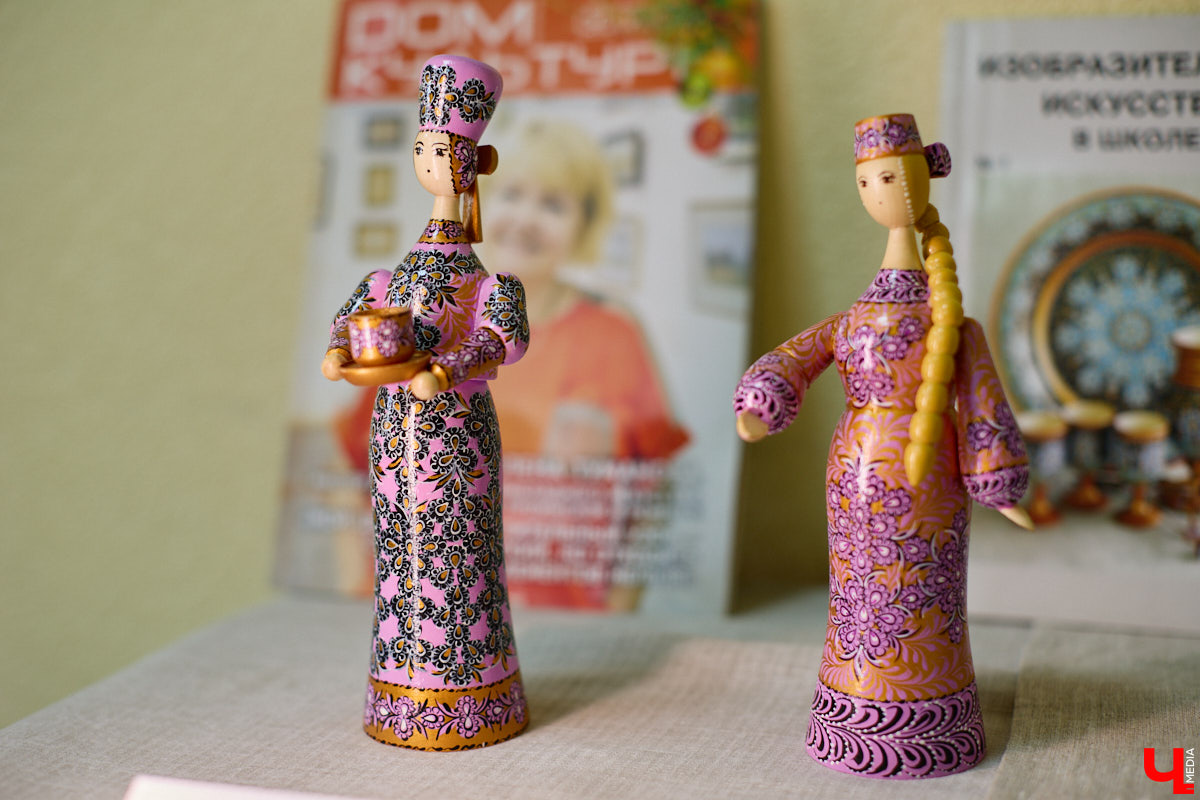 Листочек, цветочек, травка — из этих трех миниатюрных элементов по принципу калейдоскопа плетутся диковинные узоры. Точнее, они появляются, как в сказке, из-под кисти умелой художницы. «Тумановскую» роспись сравнивают с кружевом или бисероплетением, настолько тонкий получается орнамент, будто сама природа выплеснула на деревянное полотно свою сдержанную палитру. Примеры удивительной красоты работы ищите на нашем сайте.