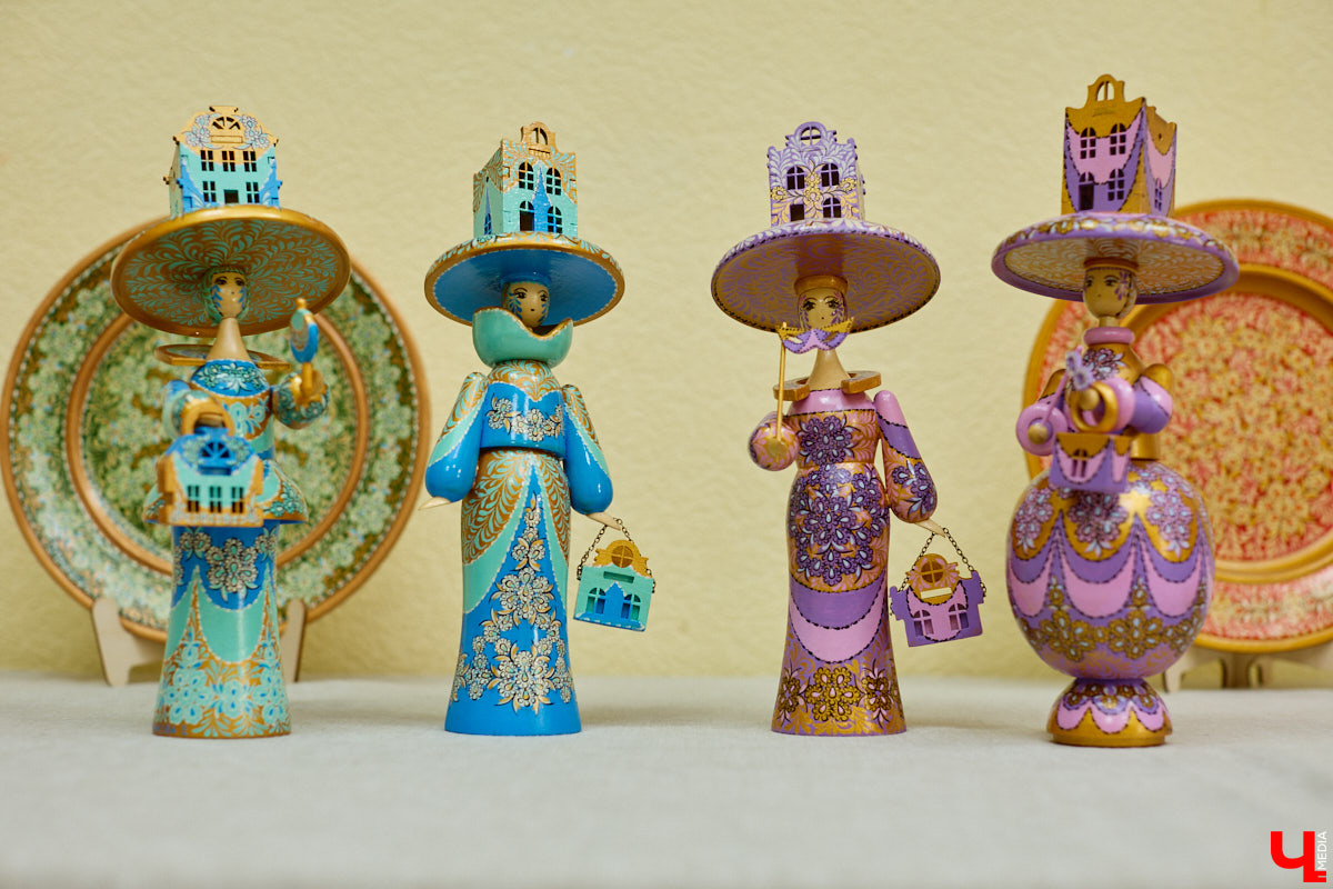 Листочек, цветочек, травка — из этих трех миниатюрных элементов по принципу калейдоскопа плетутся диковинные узоры. Точнее, они появляются, как в сказке, из-под кисти умелой художницы. «Тумановскую» роспись сравнивают с кружевом или бисероплетением, настолько тонкий получается орнамент, будто сама природа выплеснула на деревянное полотно свою сдержанную палитру. Примеры удивительной красоты работы ищите на нашем сайте.