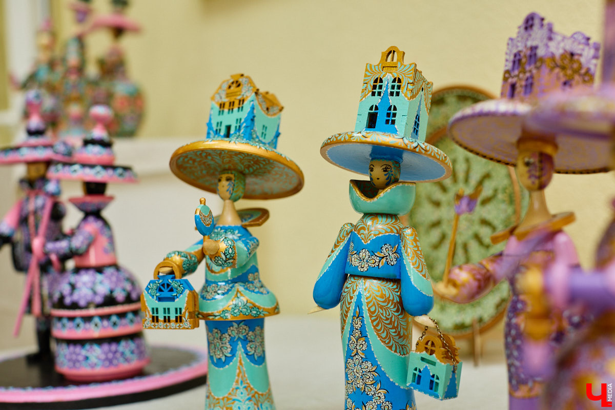 Листочек, цветочек, травка — из этих трех миниатюрных элементов по принципу калейдоскопа плетутся диковинные узоры. Точнее, они появляются, как в сказке, из-под кисти умелой художницы. «Тумановскую» роспись сравнивают с кружевом или бисероплетением, настолько тонкий получается орнамент, будто сама природа выплеснула на деревянное полотно свою сдержанную палитру. Примеры удивительной красоты работы ищите на нашем сайте.