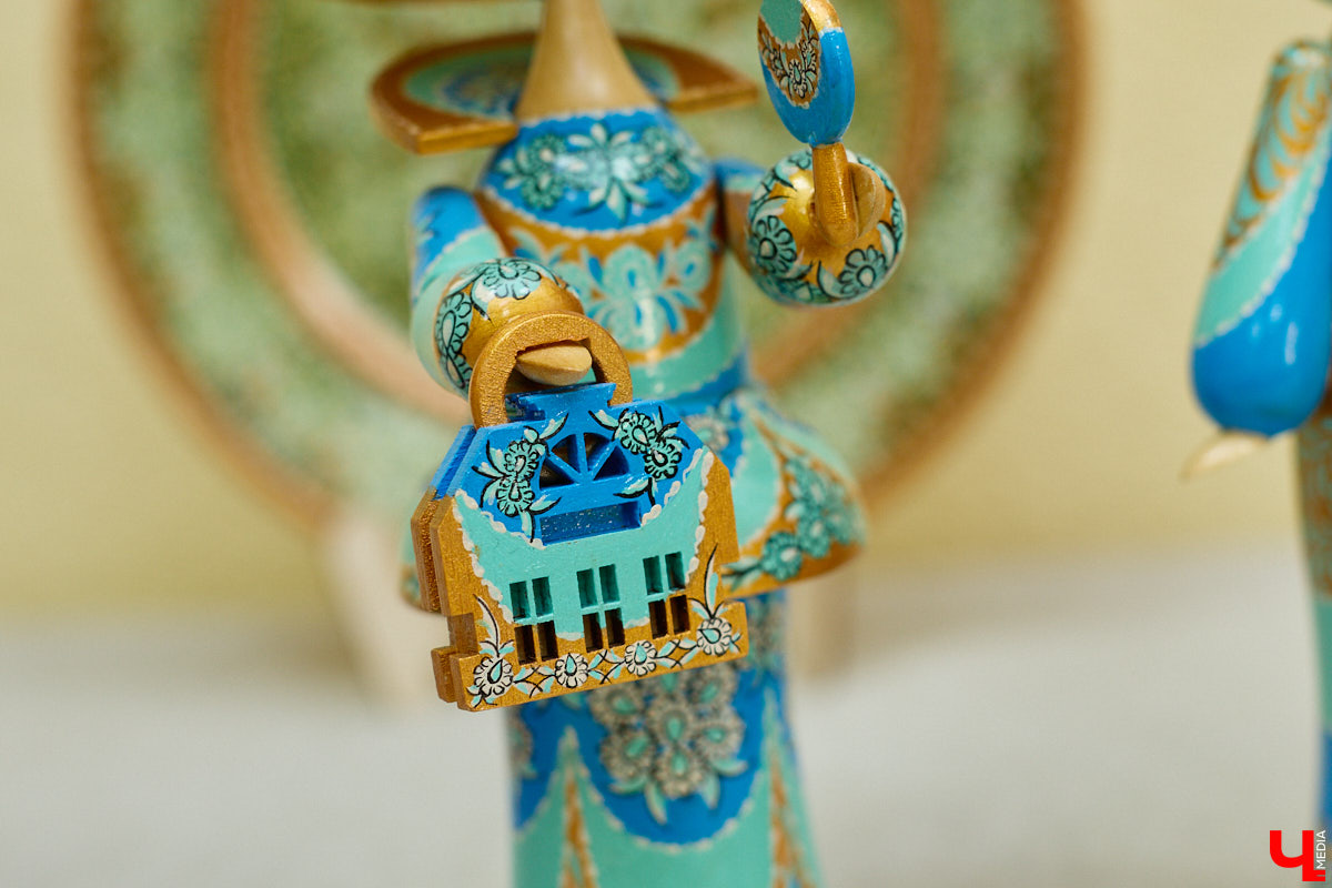 Листочек, цветочек, травка — из этих трех миниатюрных элементов по принципу калейдоскопа плетутся диковинные узоры. Точнее, они появляются, как в сказке, из-под кисти умелой художницы. «Тумановскую» роспись сравнивают с кружевом или бисероплетением, настолько тонкий получается орнамент, будто сама природа выплеснула на деревянное полотно свою сдержанную палитру. Примеры удивительной красоты работы ищите на нашем сайте.