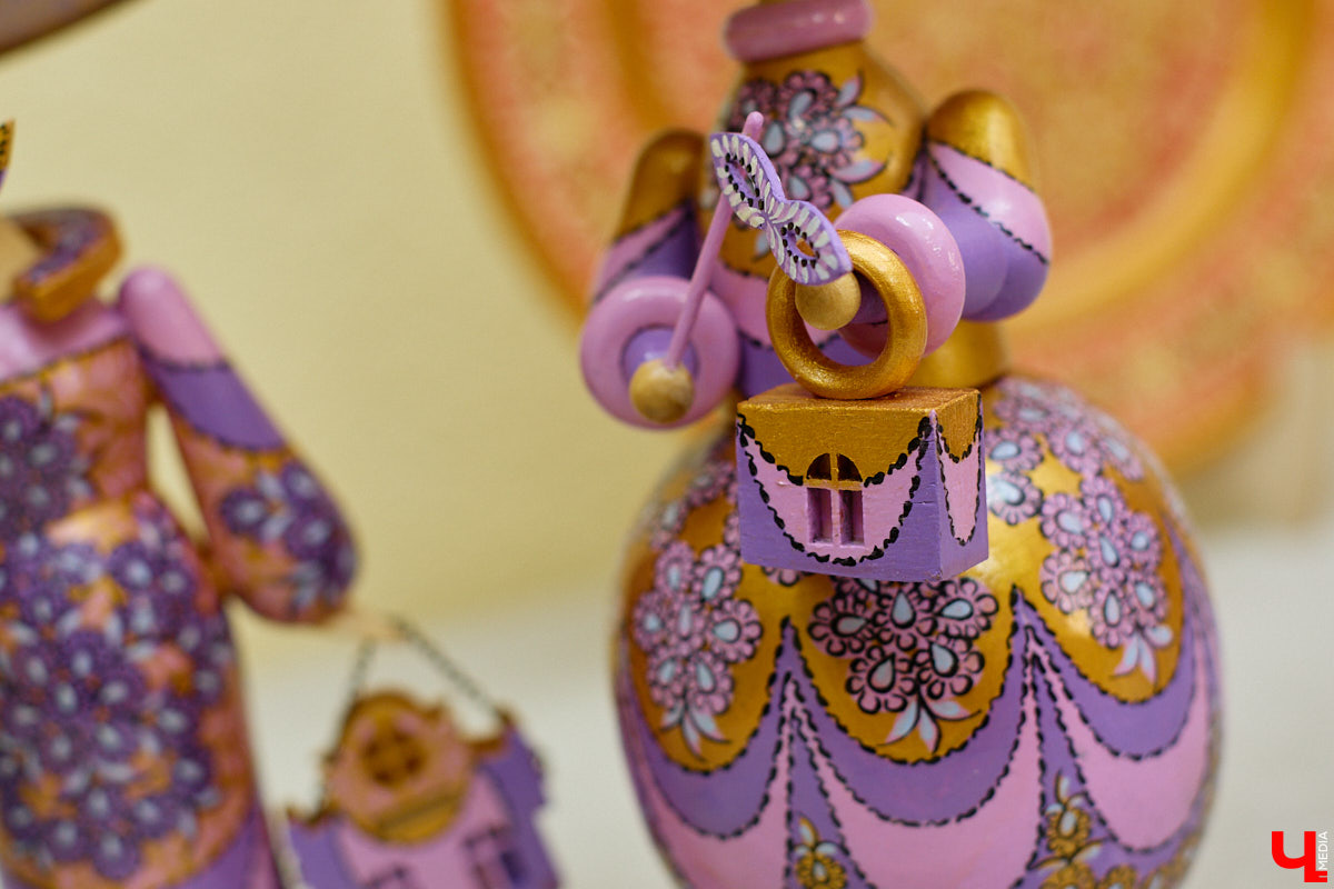 Листочек, цветочек, травка — из этих трех миниатюрных элементов по принципу калейдоскопа плетутся диковинные узоры. Точнее, они появляются, как в сказке, из-под кисти умелой художницы. «Тумановскую» роспись сравнивают с кружевом или бисероплетением, настолько тонкий получается орнамент, будто сама природа выплеснула на деревянное полотно свою сдержанную палитру. Примеры удивительной красоты работы ищите на нашем сайте.