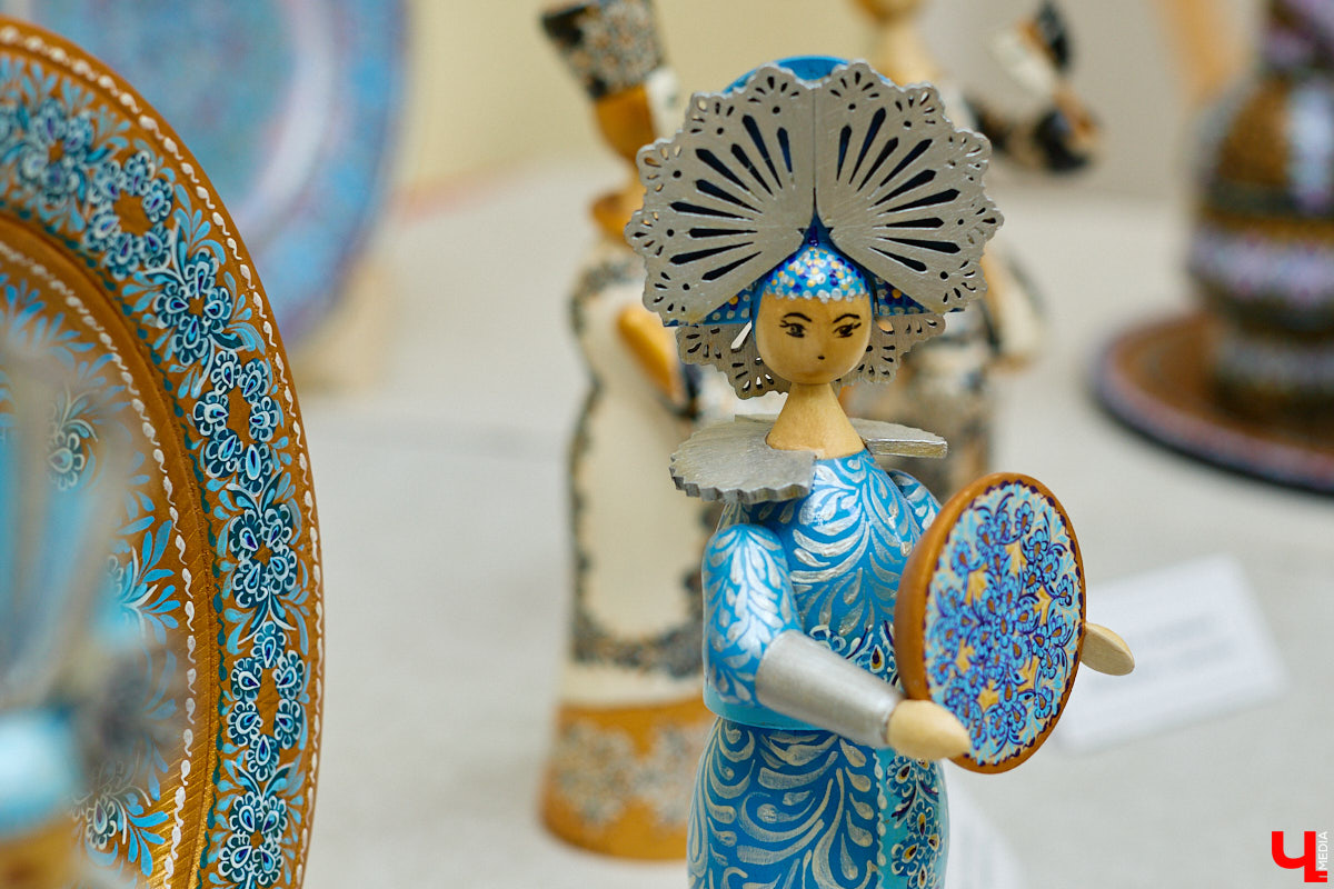 Листочек, цветочек, травка — из этих трех миниатюрных элементов по принципу калейдоскопа плетутся диковинные узоры. Точнее, они появляются, как в сказке, из-под кисти умелой художницы. «Тумановскую» роспись сравнивают с кружевом или бисероплетением, настолько тонкий получается орнамент, будто сама природа выплеснула на деревянное полотно свою сдержанную палитру. Примеры удивительной красоты работы ищите на нашем сайте.