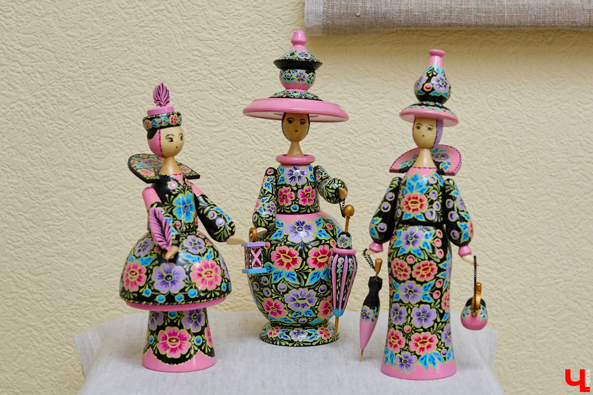 Листочек, цветочек, травка — из этих трех миниатюрных элементов по принципу калейдоскопа плетутся диковинные узоры. Точнее, они появляются, как в сказке, из-под кисти умелой художницы. «Тумановскую» роспись сравнивают с кружевом или бисероплетением, настолько тонкий получается орнамент, будто сама природа выплеснула на деревянное полотно свою сдержанную палитру. Примеры удивительной красоты работы ищите на нашем сайте.