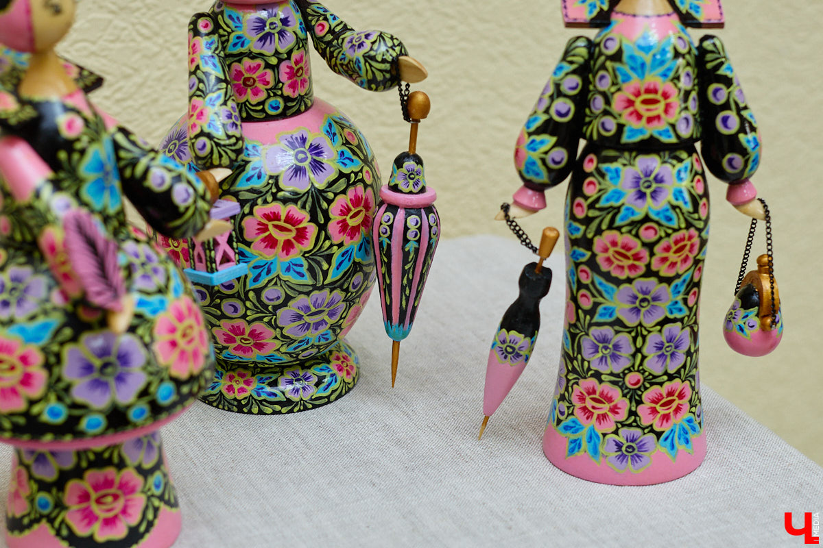 Листочек, цветочек, травка — из этих трех миниатюрных элементов по принципу калейдоскопа плетутся диковинные узоры. Точнее, они появляются, как в сказке, из-под кисти умелой художницы. «Тумановскую» роспись сравнивают с кружевом или бисероплетением, настолько тонкий получается орнамент, будто сама природа выплеснула на деревянное полотно свою сдержанную палитру. Примеры удивительной красоты работы ищите на нашем сайте.