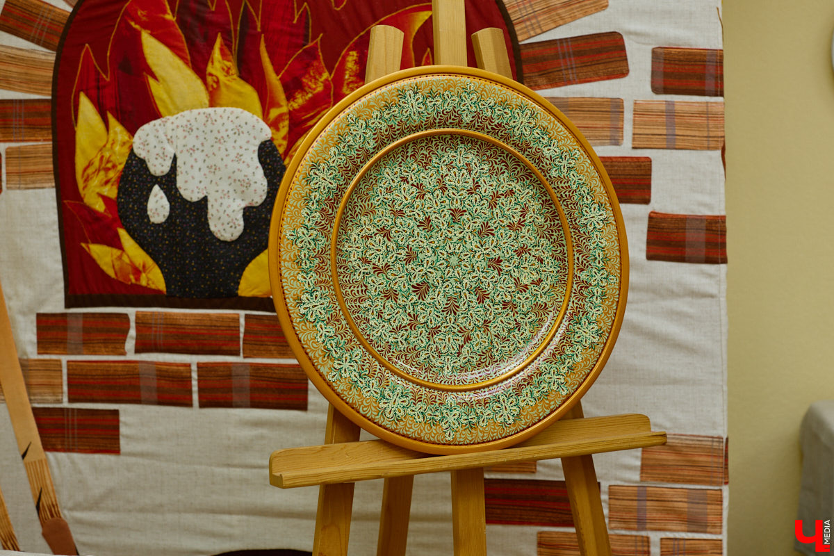 Листочек, цветочек, травка — из этих трех миниатюрных элементов по принципу калейдоскопа плетутся диковинные узоры. Точнее, они появляются, как в сказке, из-под кисти умелой художницы. «Тумановскую» роспись сравнивают с кружевом или бисероплетением, настолько тонкий получается орнамент, будто сама природа выплеснула на деревянное полотно свою сдержанную палитру. Примеры удивительной красоты работы ищите на нашем сайте.