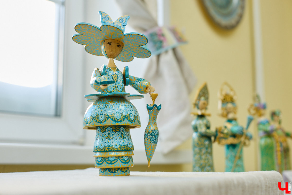 Листочек, цветочек, травка — из этих трех миниатюрных элементов по принципу калейдоскопа плетутся диковинные узоры. Точнее, они появляются, как в сказке, из-под кисти умелой художницы. «Тумановскую» роспись сравнивают с кружевом или бисероплетением, настолько тонкий получается орнамент, будто сама природа выплеснула на деревянное полотно свою сдержанную палитру. Примеры удивительной красоты работы ищите на нашем сайте.