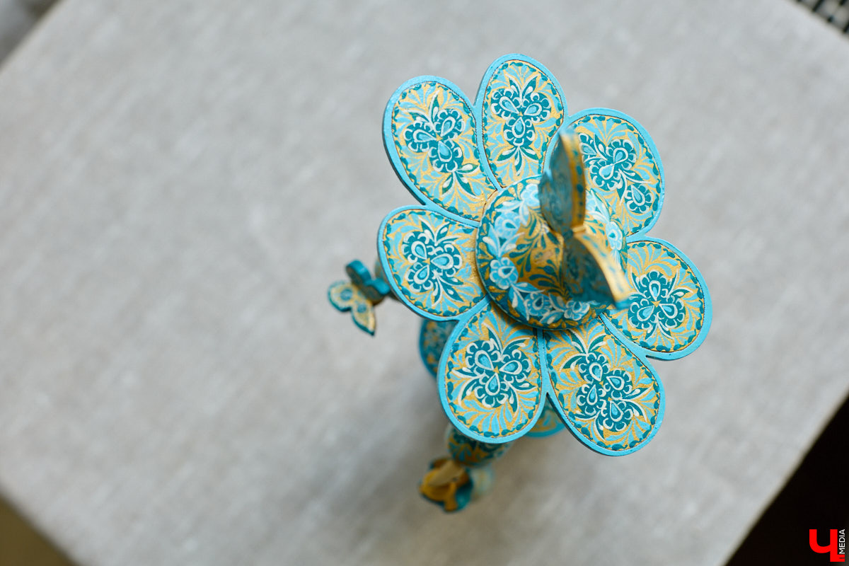 Листочек, цветочек, травка — из этих трех миниатюрных элементов по принципу калейдоскопа плетутся диковинные узоры. Точнее, они появляются, как в сказке, из-под кисти умелой художницы. «Тумановскую» роспись сравнивают с кружевом или бисероплетением, настолько тонкий получается орнамент, будто сама природа выплеснула на деревянное полотно свою сдержанную палитру. Примеры удивительной красоты работы ищите на нашем сайте.