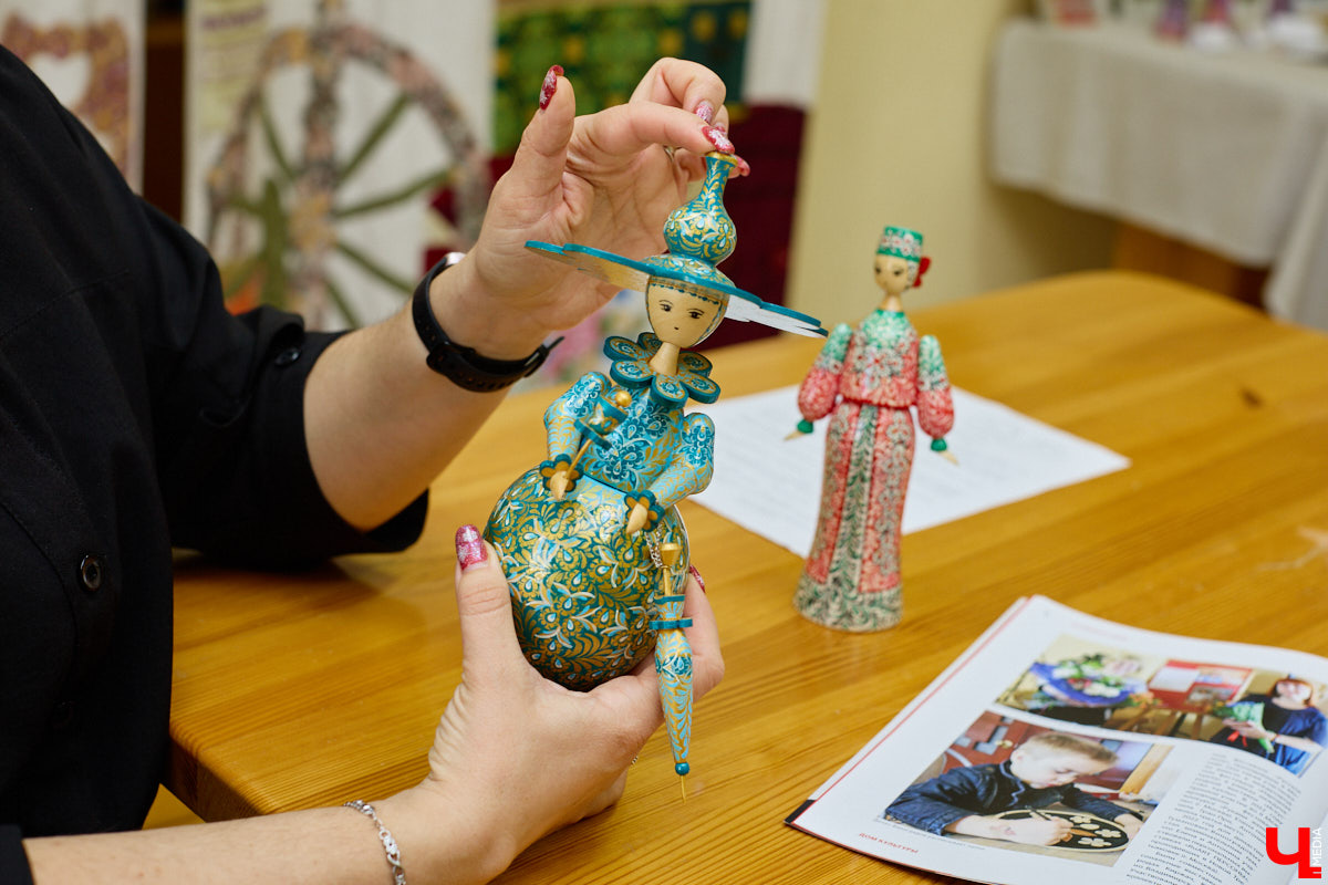 Листочек, цветочек, травка — из этих трех миниатюрных элементов по принципу калейдоскопа плетутся диковинные узоры. Точнее, они появляются, как в сказке, из-под кисти умелой художницы. «Тумановскую» роспись сравнивают с кружевом или бисероплетением, настолько тонкий получается орнамент, будто сама природа выплеснула на деревянное полотно свою сдержанную палитру. Примеры удивительной красоты работы ищите на нашем сайте.