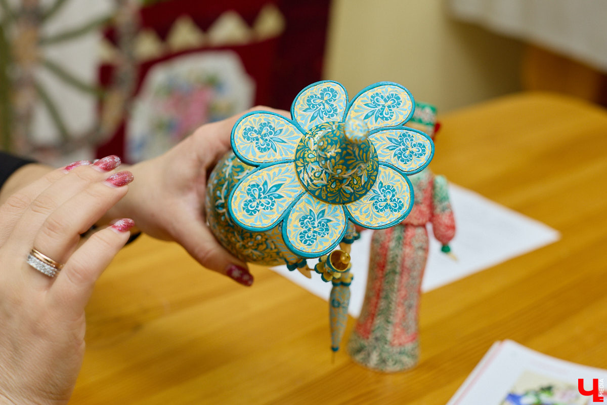 Листочек, цветочек, травка — из этих трех миниатюрных элементов по принципу калейдоскопа плетутся диковинные узоры. Точнее, они появляются, как в сказке, из-под кисти умелой художницы. «Тумановскую» роспись сравнивают с кружевом или бисероплетением, настолько тонкий получается орнамент, будто сама природа выплеснула на деревянное полотно свою сдержанную палитру. Примеры удивительной красоты работы ищите на нашем сайте.