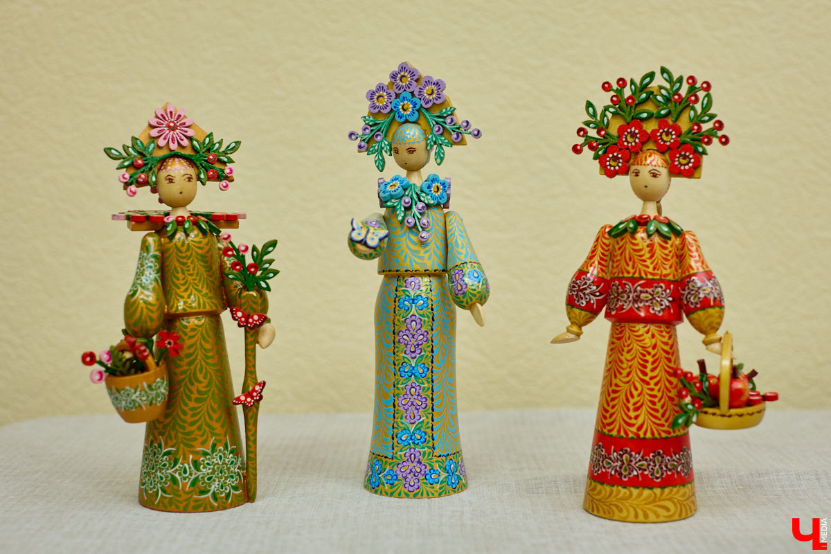 Листочек, цветочек, травка — из этих трех миниатюрных элементов по принципу калейдоскопа плетутся диковинные узоры. Точнее, они появляются, как в сказке, из-под кисти умелой художницы. «Тумановскую» роспись сравнивают с кружевом или бисероплетением, настолько тонкий получается орнамент, будто сама природа выплеснула на деревянное полотно свою сдержанную палитру. Примеры удивительной красоты работы ищите на нашем сайте.