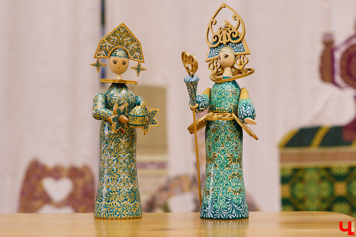 Листочек, цветочек, травка — из этих трех миниатюрных элементов по принципу калейдоскопа плетутся диковинные узоры. Точнее, они появляются, как в сказке, из-под кисти умелой художницы. «Тумановскую» роспись сравнивают с кружевом или бисероплетением, настолько тонкий получается орнамент, будто сама природа выплеснула на деревянное полотно свою сдержанную палитру. Примеры удивительной красоты работы ищите на нашем сайте.