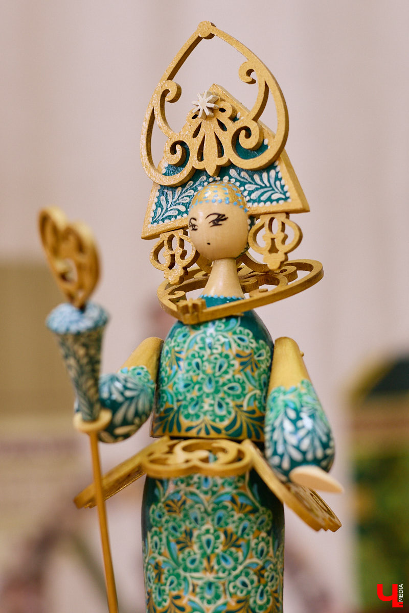 Листочек, цветочек, травка — из этих трех миниатюрных элементов по принципу калейдоскопа плетутся диковинные узоры. Точнее, они появляются, как в сказке, из-под кисти умелой художницы. «Тумановскую» роспись сравнивают с кружевом или бисероплетением, настолько тонкий получается орнамент, будто сама природа выплеснула на деревянное полотно свою сдержанную палитру. Примеры удивительной красоты работы ищите на нашем сайте.