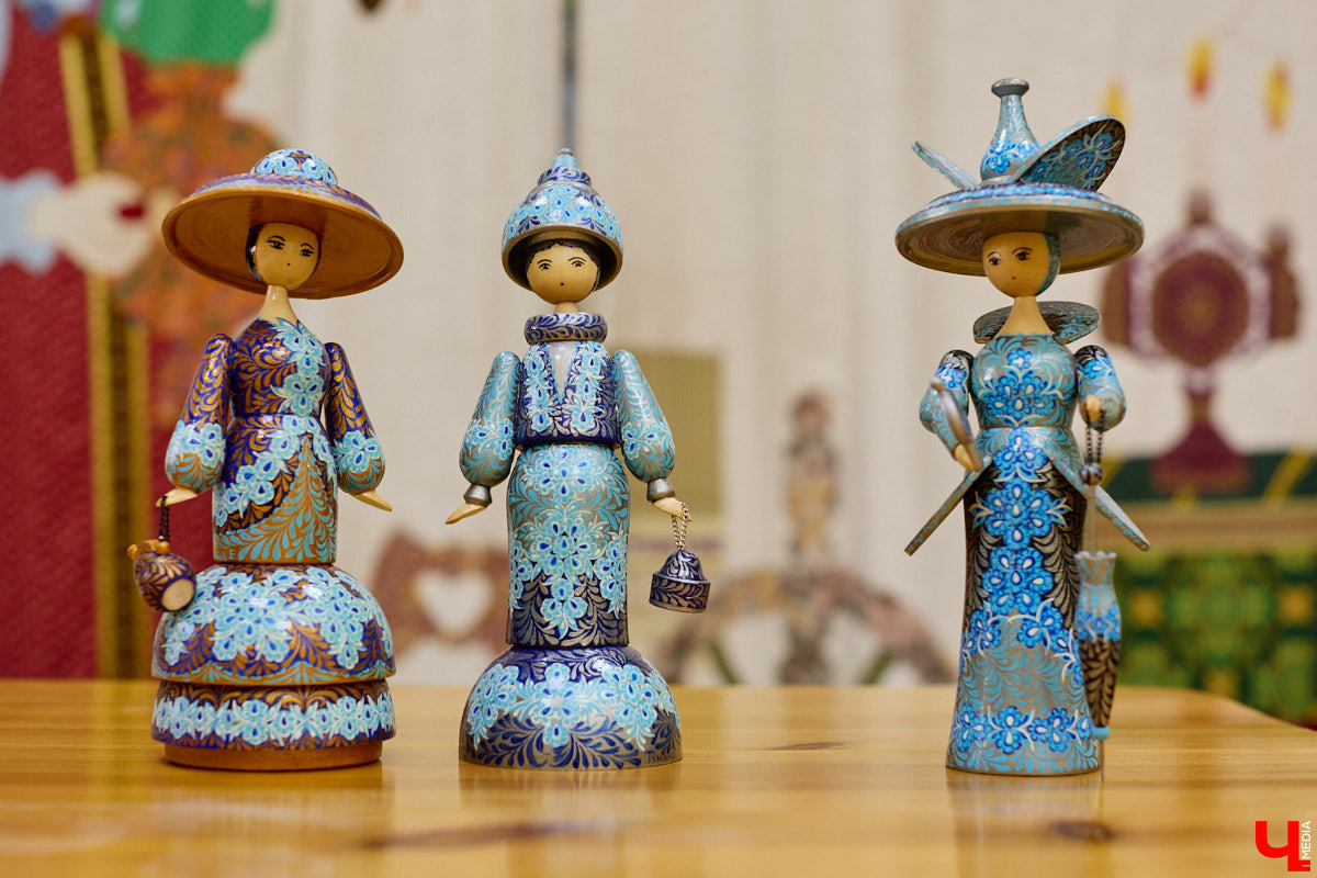 Листочек, цветочек, травка — из этих трех миниатюрных элементов по принципу калейдоскопа плетутся диковинные узоры. Точнее, они появляются, как в сказке, из-под кисти умелой художницы. «Тумановскую» роспись сравнивают с кружевом или бисероплетением, настолько тонкий получается орнамент, будто сама природа выплеснула на деревянное полотно свою сдержанную палитру. Примеры удивительной красоты работы ищите на нашем сайте.