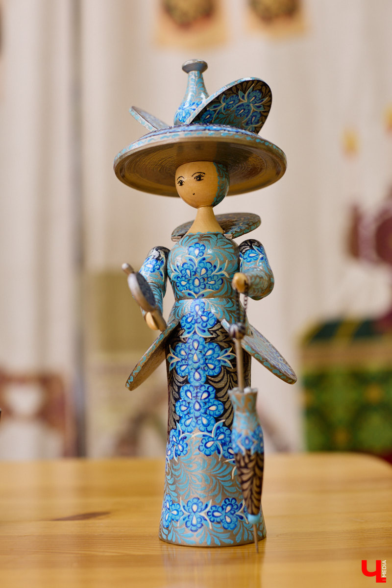 Листочек, цветочек, травка — из этих трех миниатюрных элементов по принципу калейдоскопа плетутся диковинные узоры. Точнее, они появляются, как в сказке, из-под кисти умелой художницы. «Тумановскую» роспись сравнивают с кружевом или бисероплетением, настолько тонкий получается орнамент, будто сама природа выплеснула на деревянное полотно свою сдержанную палитру. Примеры удивительной красоты работы ищите на нашем сайте.