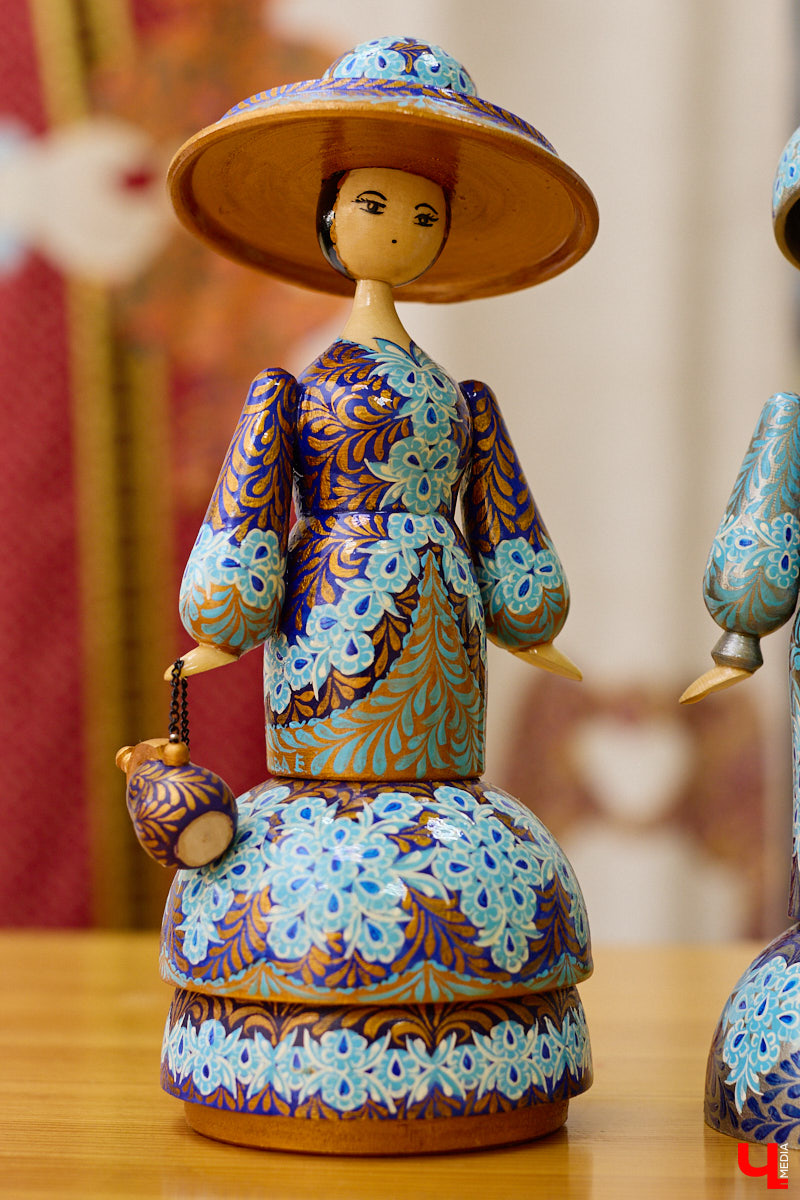 Листочек, цветочек, травка — из этих трех миниатюрных элементов по принципу калейдоскопа плетутся диковинные узоры. Точнее, они появляются, как в сказке, из-под кисти умелой художницы. «Тумановскую» роспись сравнивают с кружевом или бисероплетением, настолько тонкий получается орнамент, будто сама природа выплеснула на деревянное полотно свою сдержанную палитру. Примеры удивительной красоты работы ищите на нашем сайте.