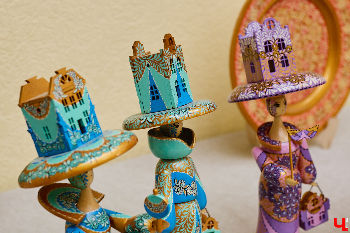 Листочек, цветочек, травка — из этих трех миниатюрных элементов по принципу калейдоскопа плетутся диковинные узоры. Точнее, они появляются, как в сказке, из-под кисти умелой художницы. «Тумановскую» роспись сравнивают с кружевом или бисероплетением, настолько тонкий получается орнамент, будто сама природа выплеснула на деревянное полотно свою сдержанную палитру. Примеры удивительной красоты работы ищите на нашем сайте.