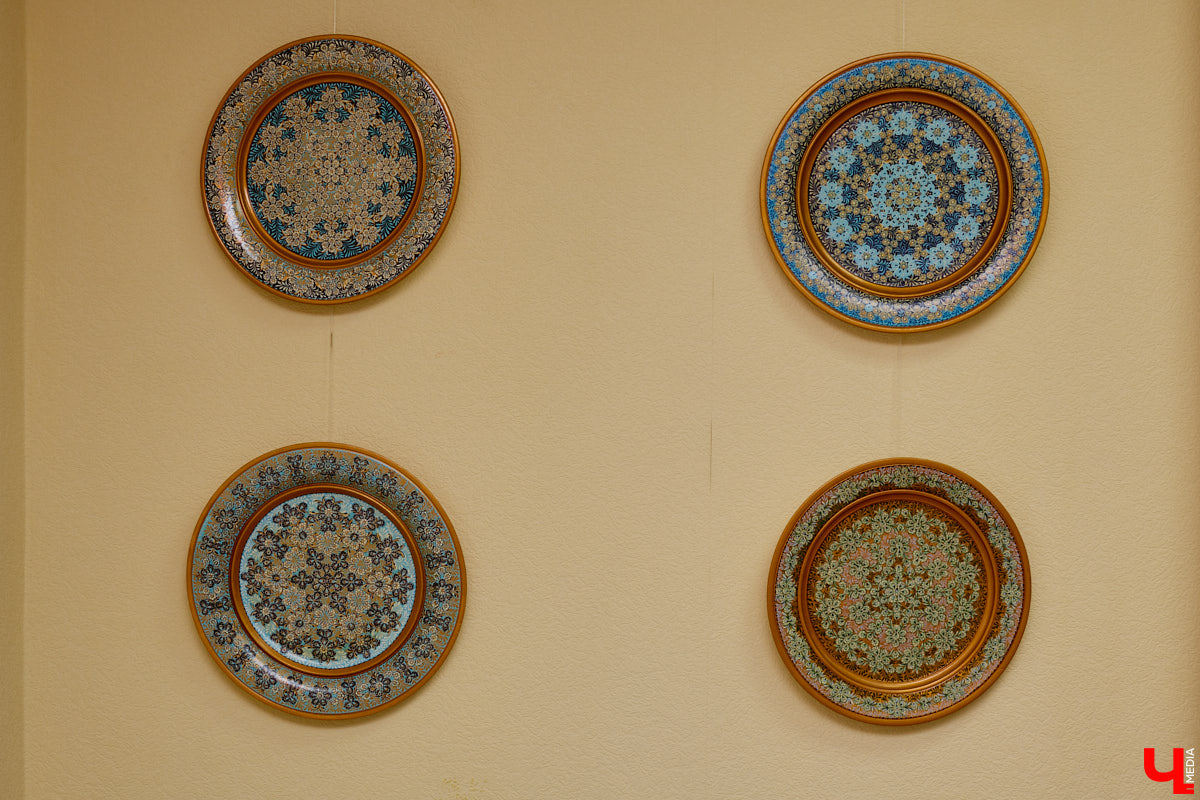 Листочек, цветочек, травка — из этих трех миниатюрных элементов по принципу калейдоскопа плетутся диковинные узоры. Точнее, они появляются, как в сказке, из-под кисти умелой художницы. «Тумановскую» роспись сравнивают с кружевом или бисероплетением, настолько тонкий получается орнамент, будто сама природа выплеснула на деревянное полотно свою сдержанную палитру. Примеры удивительной красоты работы ищите на нашем сайте.