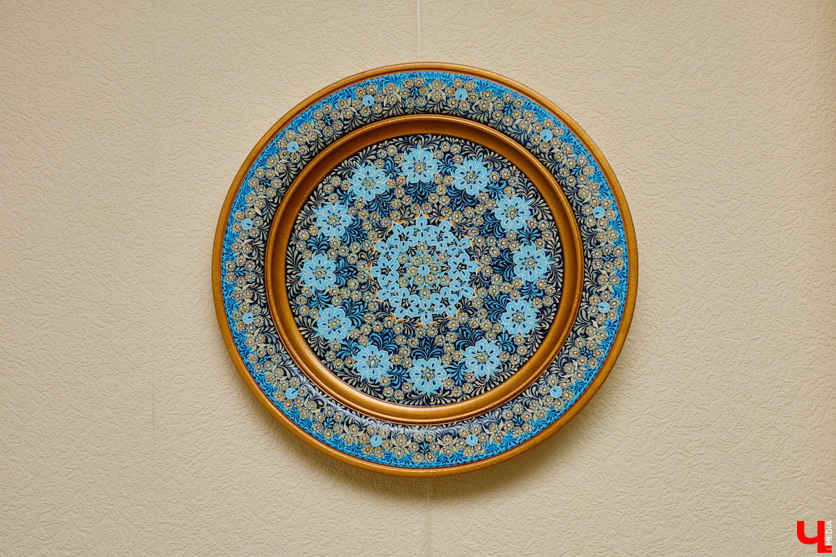 Листочек, цветочек, травка — из этих трех миниатюрных элементов по принципу калейдоскопа плетутся диковинные узоры. Точнее, они появляются, как в сказке, из-под кисти умелой художницы. «Тумановскую» роспись сравнивают с кружевом или бисероплетением, настолько тонкий получается орнамент, будто сама природа выплеснула на деревянное полотно свою сдержанную палитру. Примеры удивительной красоты работы ищите на нашем сайте.