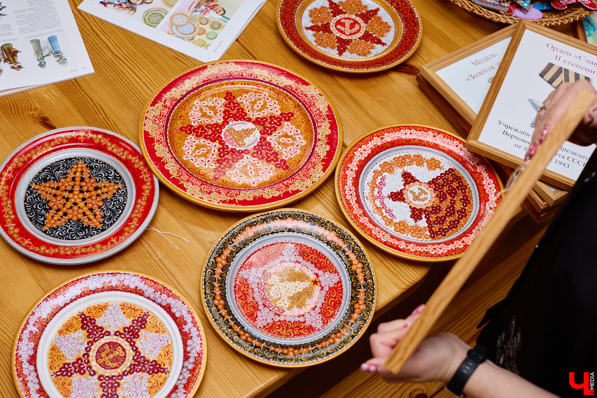 Листочек, цветочек, травка — из этих трех миниатюрных элементов по принципу калейдоскопа плетутся диковинные узоры. Точнее, они появляются, как в сказке, из-под кисти умелой художницы. «Тумановскую» роспись сравнивают с кружевом или бисероплетением, настолько тонкий получается орнамент, будто сама природа выплеснула на деревянное полотно свою сдержанную палитру. Примеры удивительной красоты работы ищите на нашем сайте.