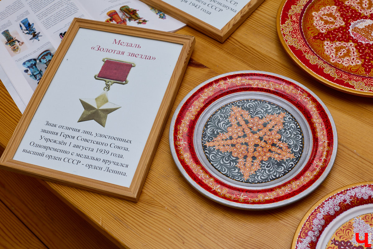 Листочек, цветочек, травка — из этих трех миниатюрных элементов по принципу калейдоскопа плетутся диковинные узоры. Точнее, они появляются, как в сказке, из-под кисти умелой художницы. «Тумановскую» роспись сравнивают с кружевом или бисероплетением, настолько тонкий получается орнамент, будто сама природа выплеснула на деревянное полотно свою сдержанную палитру. Примеры удивительной красоты работы ищите на нашем сайте.