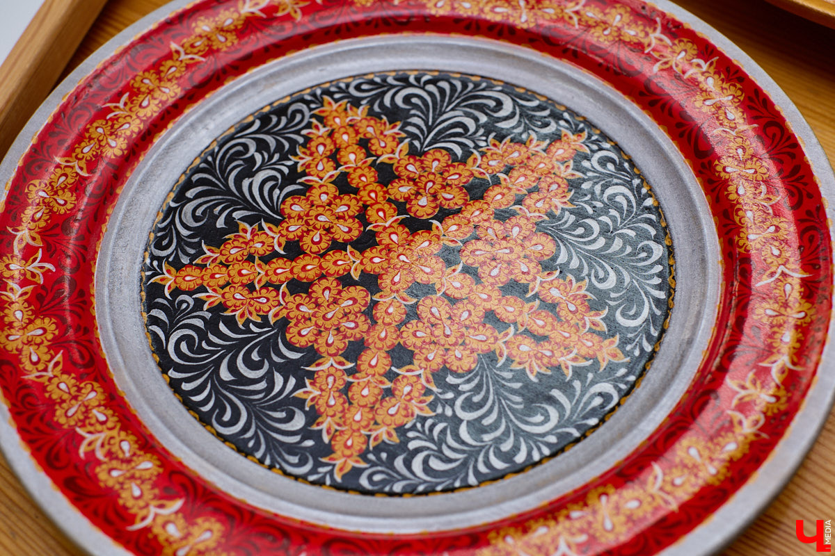 Листочек, цветочек, травка — из этих трех миниатюрных элементов по принципу калейдоскопа плетутся диковинные узоры. Точнее, они появляются, как в сказке, из-под кисти умелой художницы. «Тумановскую» роспись сравнивают с кружевом или бисероплетением, настолько тонкий получается орнамент, будто сама природа выплеснула на деревянное полотно свою сдержанную палитру. Примеры удивительной красоты работы ищите на нашем сайте.