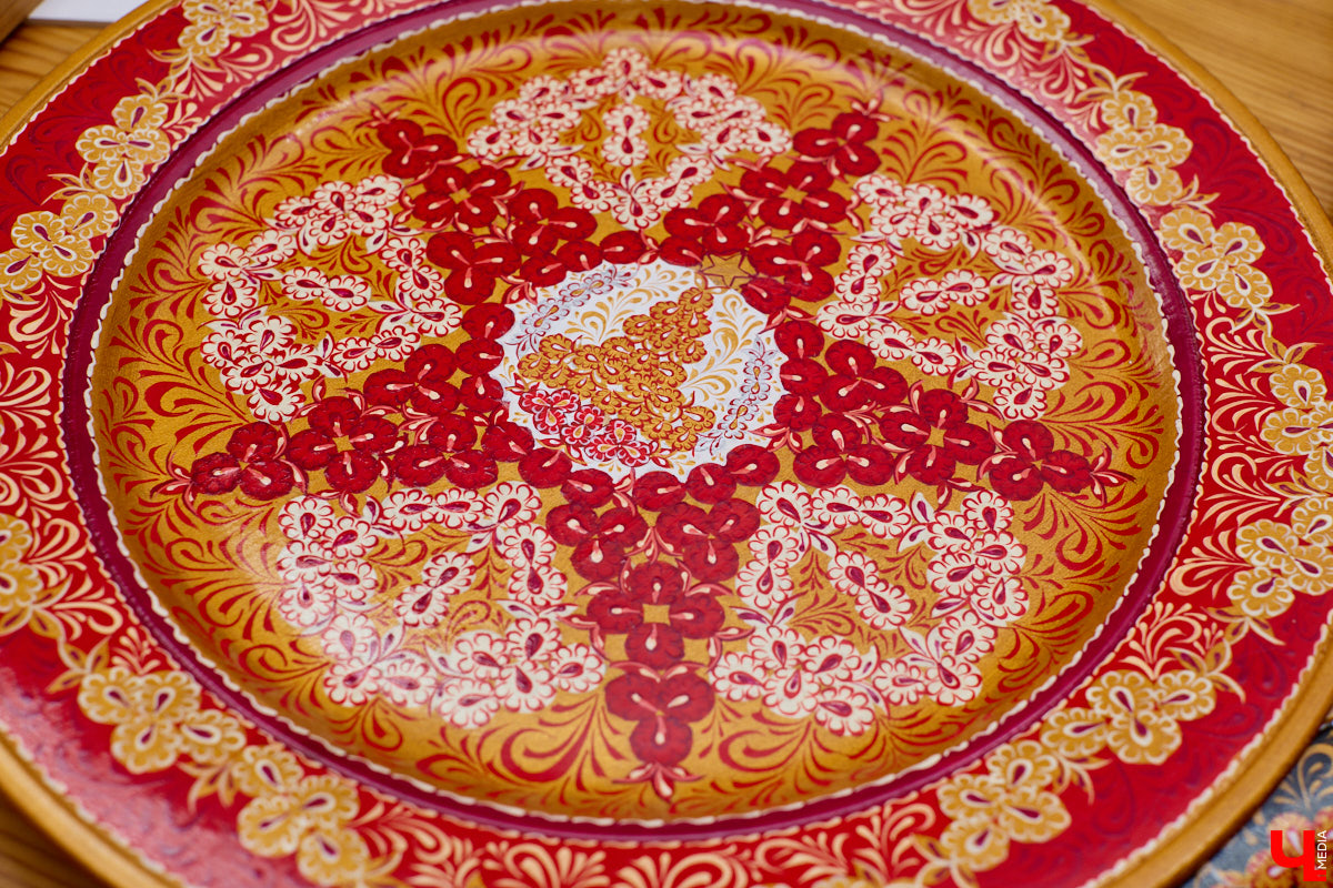 Листочек, цветочек, травка — из этих трех миниатюрных элементов по принципу калейдоскопа плетутся диковинные узоры. Точнее, они появляются, как в сказке, из-под кисти умелой художницы. «Тумановскую» роспись сравнивают с кружевом или бисероплетением, настолько тонкий получается орнамент, будто сама природа выплеснула на деревянное полотно свою сдержанную палитру. Примеры удивительной красоты работы ищите на нашем сайте.