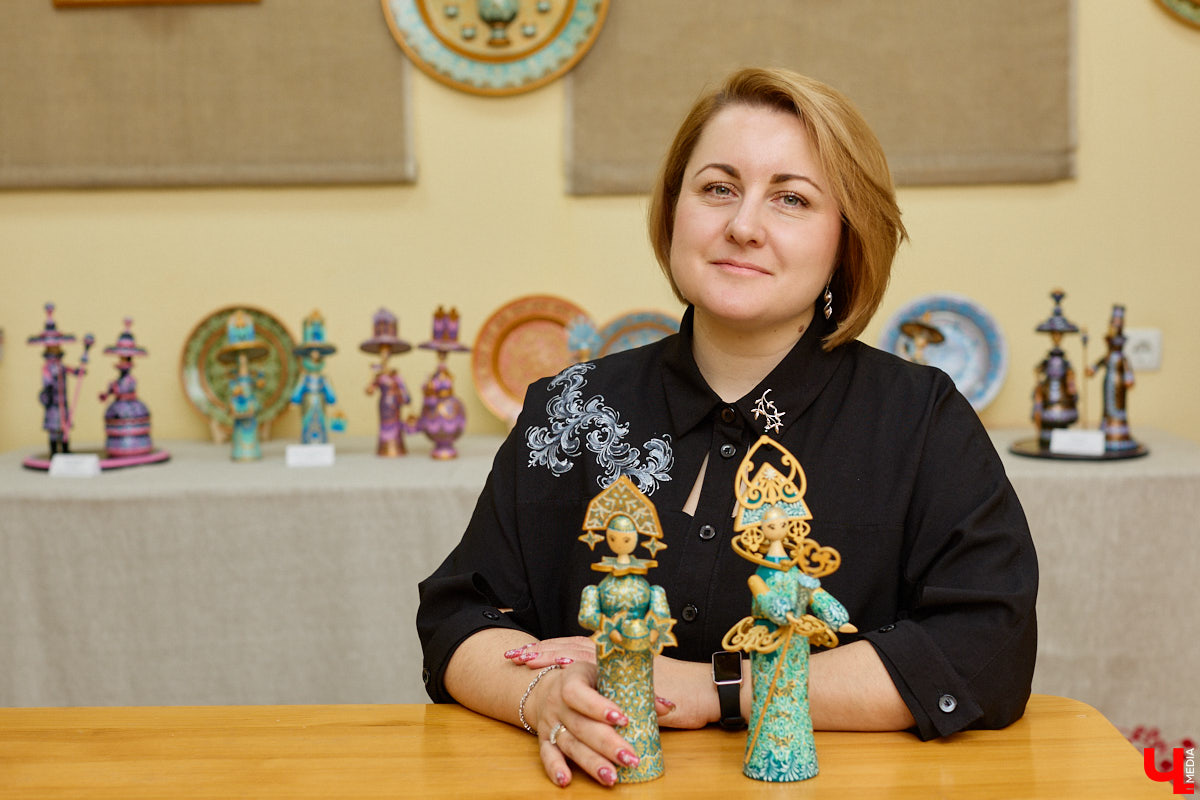 Листочек, цветочек, травка — из этих трех миниатюрных элементов по принципу калейдоскопа плетутся диковинные узоры. Точнее, они появляются, как в сказке, из-под кисти умелой художницы. «Тумановскую» роспись сравнивают с кружевом или бисероплетением, настолько тонкий получается орнамент, будто сама природа выплеснула на деревянное полотно свою сдержанную палитру. Примеры удивительной красоты работы ищите на нашем сайте.