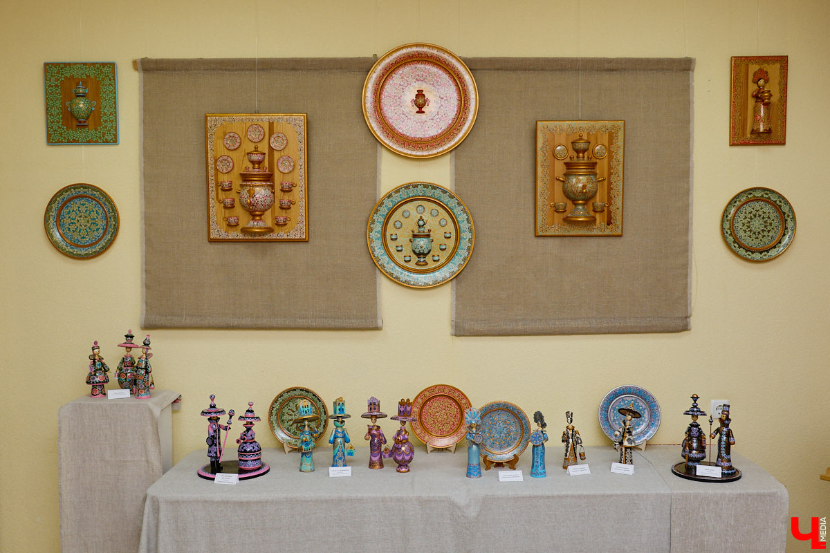 Листочек, цветочек, травка — из этих трех миниатюрных элементов по принципу калейдоскопа плетутся диковинные узоры. Точнее, они появляются, как в сказке, из-под кисти умелой художницы. «Тумановскую» роспись сравнивают с кружевом или бисероплетением, настолько тонкий получается орнамент, будто сама природа выплеснула на деревянное полотно свою сдержанную палитру. Примеры удивительной красоты работы ищите на нашем сайте.