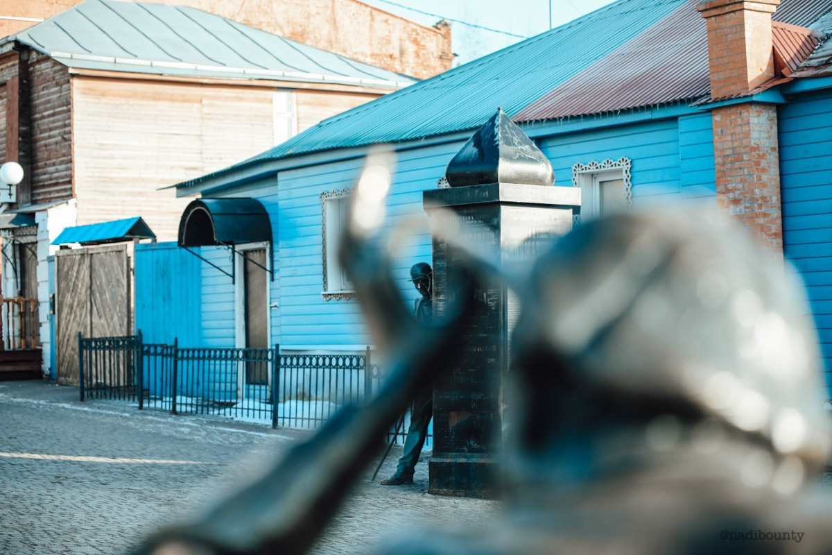 Минувшая и нынешняя зимы выдались аномальными. Но если начало 2025-го запомнилось апрельским вайбом, то старт 2026-го удивил небывалыми сугробами и морозами. Подобная разница не осталась незамеченной — владимирские фотографы поделились с «Ключ-Медиа» сравнительными кадрами двух таких непохожих друг на друга сезонов.