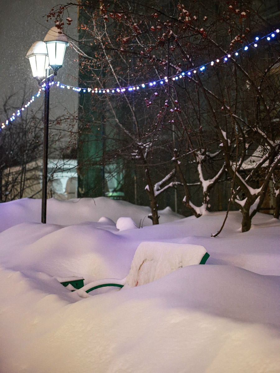 Минувшая и нынешняя зимы выдались аномальными. Но если начало 2025-го запомнилось апрельским вайбом, то старт 2026-го удивил небывалыми сугробами и морозами. Подобная разница не осталась незамеченной — владимирские фотографы поделились с «Ключ-Медиа» сравнительными кадрами двух таких непохожих друг на друга сезонов.