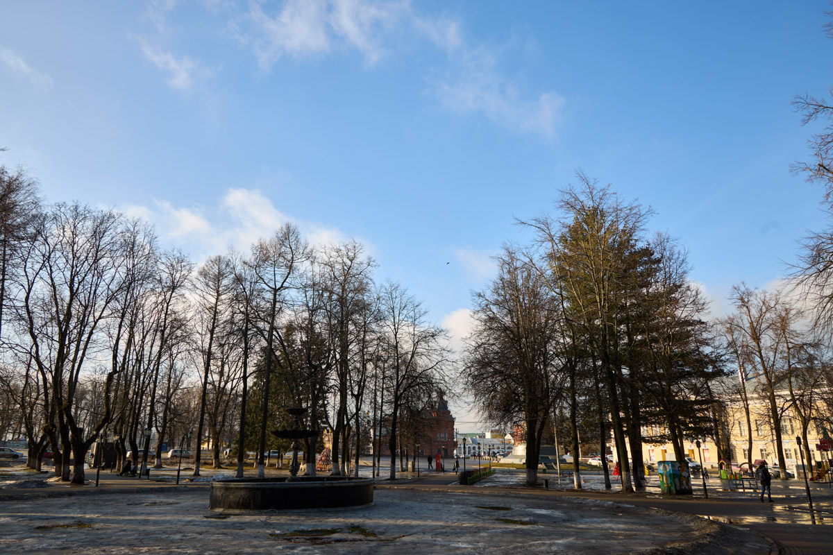 Минувшая и нынешняя зимы выдались аномальными. Но если начало 2025-го запомнилось апрельским вайбом, то старт 2026-го удивил небывалыми сугробами и морозами. Подобная разница не осталась незамеченной — владимирские фотографы поделились с «Ключ-Медиа» сравнительными кадрами двух таких непохожих друг на друга сезонов.