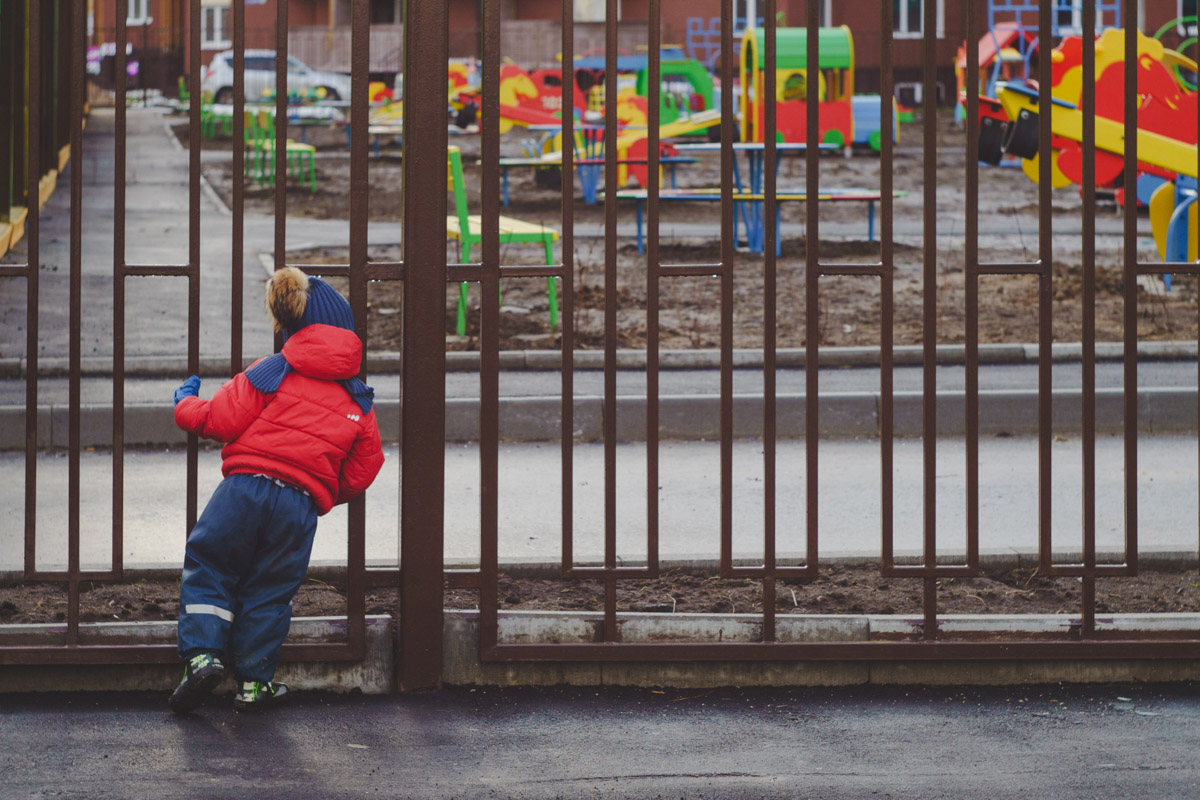 Минувшая и нынешняя зимы выдались аномальными. Но если начало 2025-го запомнилось апрельским вайбом, то старт 2026-го удивил небывалыми сугробами и морозами. Подобная разница не осталась незамеченной — владимирские фотографы поделились с «Ключ-Медиа» сравнительными кадрами двух таких непохожих друг на друга сезонов.