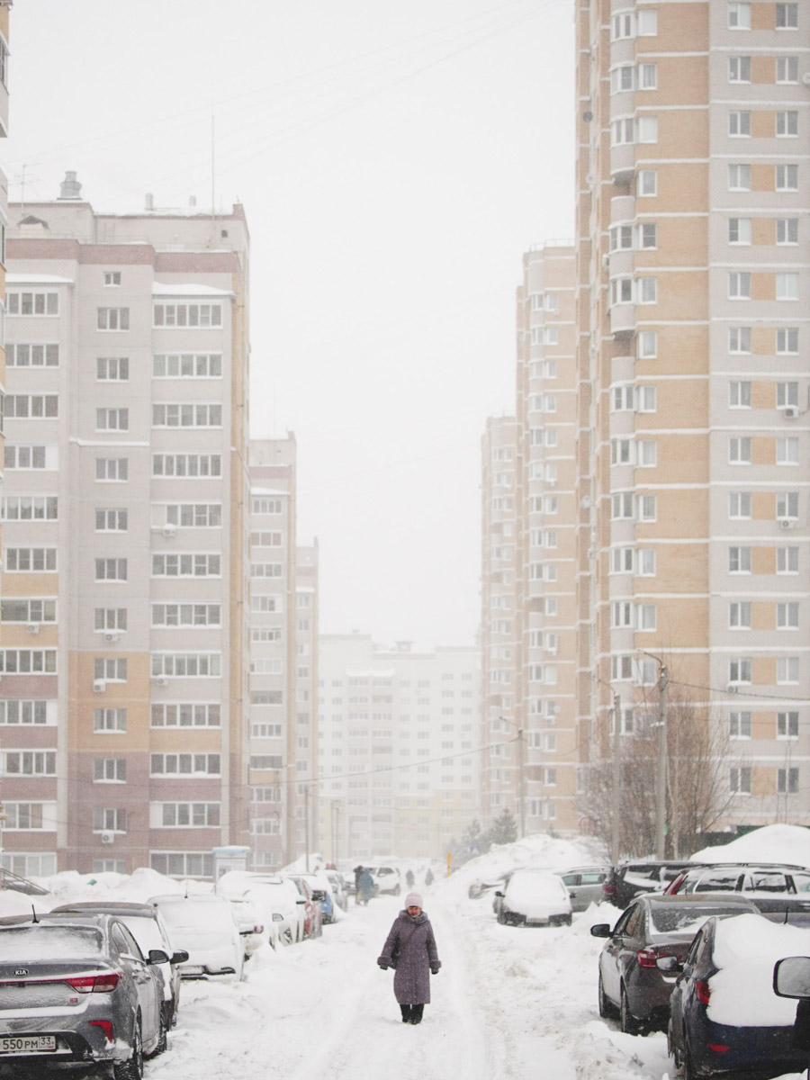 Минувшая и нынешняя зимы выдались аномальными. Но если начало 2025-го запомнилось апрельским вайбом, то старт 2026-го удивил небывалыми сугробами и морозами. Подобная разница не осталась незамеченной — владимирские фотографы поделились с «Ключ-Медиа» сравнительными кадрами двух таких непохожих друг на друга сезонов.