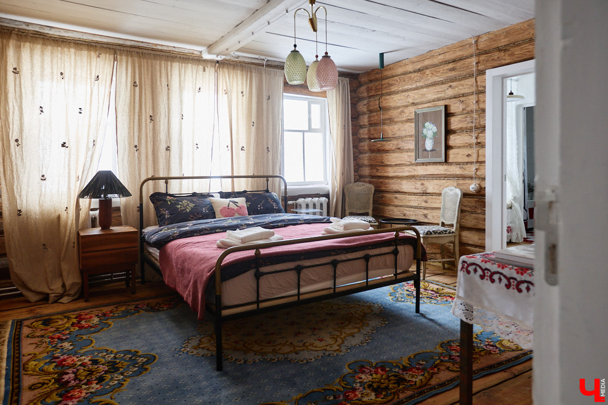 Дома Суздаля — отдельный вид искусства. В числе уникальных жилых зданий есть даже целая киноколлекция «Тарковский». Внучатая племянница режиссера Сергея Герасимова запустила в древнем городе проект, посвященный творчеству Андрея Арсеньевича. «Ключ-Медиа» удалось заглянуть в одно из трех строений — избу «Ностальгия».