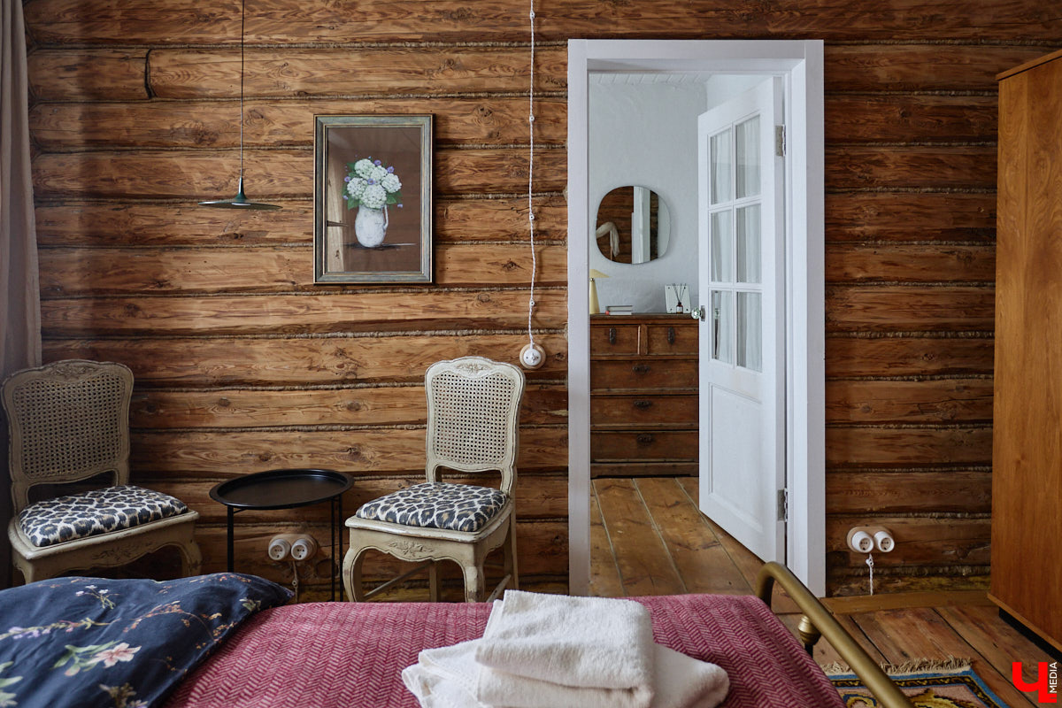 Дома Суздаля — отдельный вид искусства. В числе уникальных жилых зданий есть даже целая киноколлекция «Тарковский». Внучатая племянница режиссера Сергея Герасимова запустила в древнем городе проект, посвященный творчеству Андрея Арсеньевича. «Ключ-Медиа» удалось заглянуть в одно из трех строений — избу «Ностальгия».