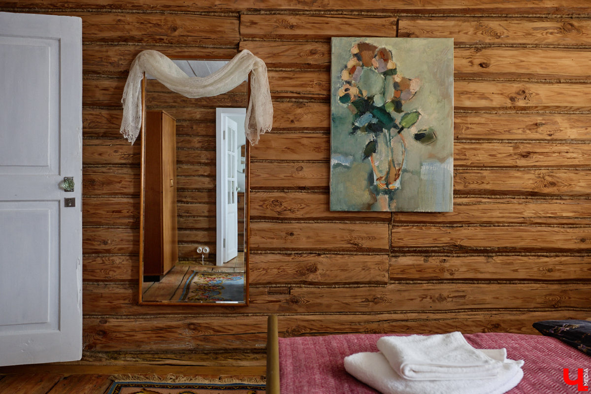 Дома Суздаля — отдельный вид искусства. В числе уникальных жилых зданий есть даже целая киноколлекция «Тарковский». Внучатая племянница режиссера Сергея Герасимова запустила в древнем городе проект, посвященный творчеству Андрея Арсеньевича. «Ключ-Медиа» удалось заглянуть в одно из трех строений — избу «Ностальгия».