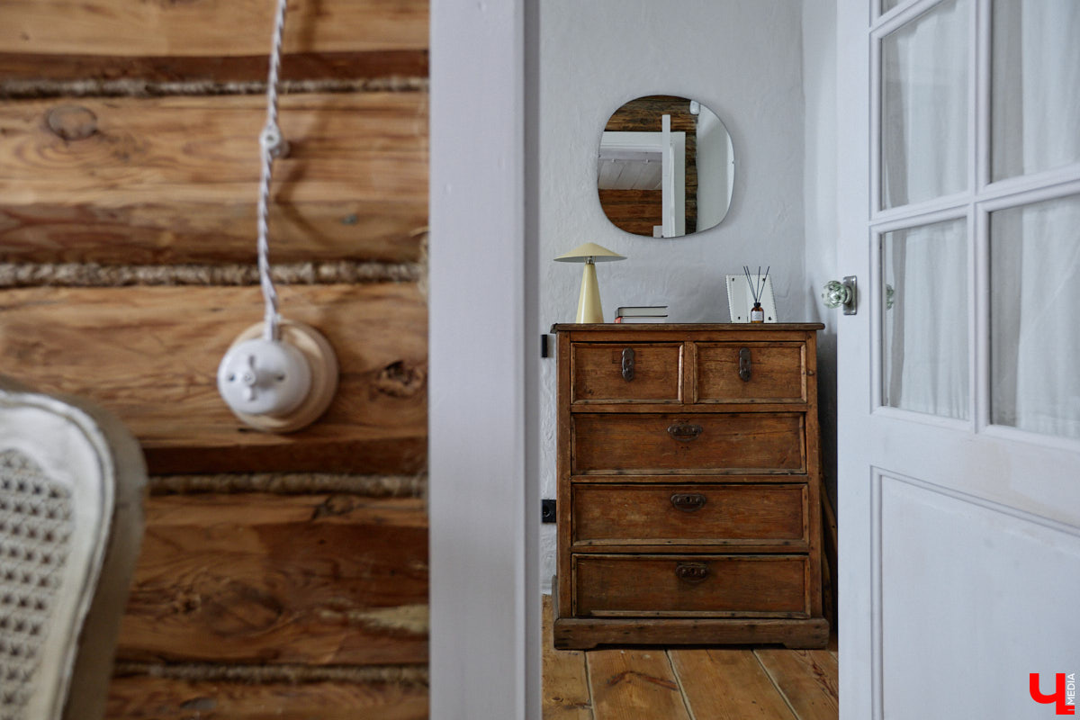 Дома Суздаля — отдельный вид искусства. В числе уникальных жилых зданий есть даже целая киноколлекция «Тарковский». Внучатая племянница режиссера Сергея Герасимова запустила в древнем городе проект, посвященный творчеству Андрея Арсеньевича. «Ключ-Медиа» удалось заглянуть в одно из трех строений — избу «Ностальгия».