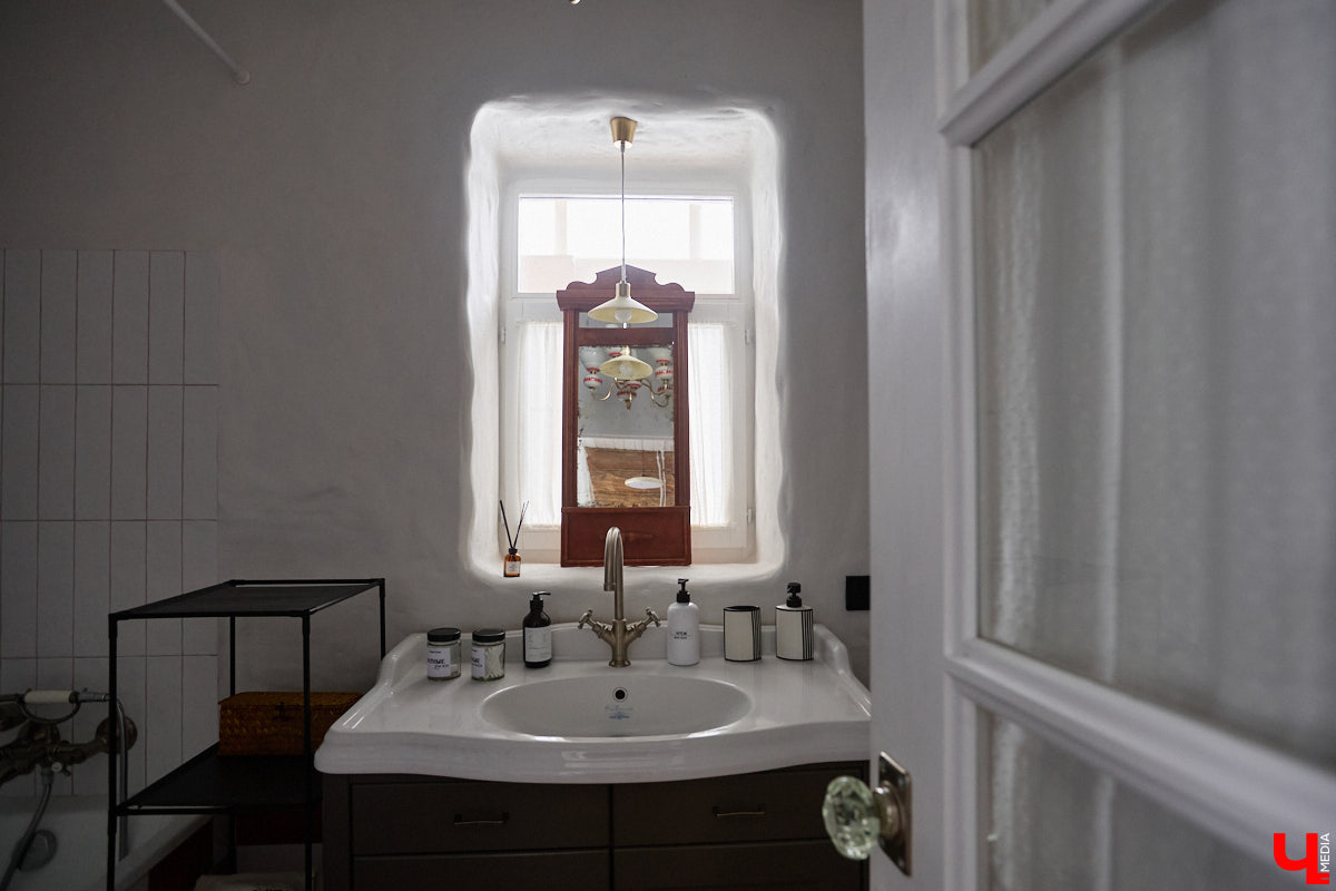 Дома Суздаля — отдельный вид искусства. В числе уникальных жилых зданий есть даже целая киноколлекция «Тарковский». Внучатая племянница режиссера Сергея Герасимова запустила в древнем городе проект, посвященный творчеству Андрея Арсеньевича. «Ключ-Медиа» удалось заглянуть в одно из трех строений — избу «Ностальгия».