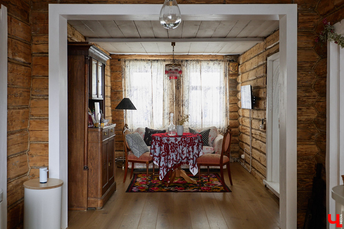 Дома Суздаля — отдельный вид искусства. В числе уникальных жилых зданий есть даже целая киноколлекция «Тарковский». Внучатая племянница режиссера Сергея Герасимова запустила в древнем городе проект, посвященный творчеству Андрея Арсеньевича. «Ключ-Медиа» удалось заглянуть в одно из трех строений — избу «Ностальгия».