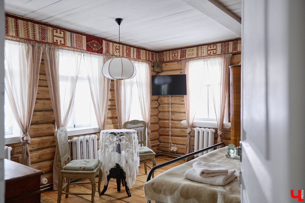 Дома Суздаля — отдельный вид искусства. В числе уникальных жилых зданий есть даже целая киноколлекция «Тарковский». Внучатая племянница режиссера Сергея Герасимова запустила в древнем городе проект, посвященный творчеству Андрея Арсеньевича. «Ключ-Медиа» удалось заглянуть в одно из трех строений — избу «Ностальгия».