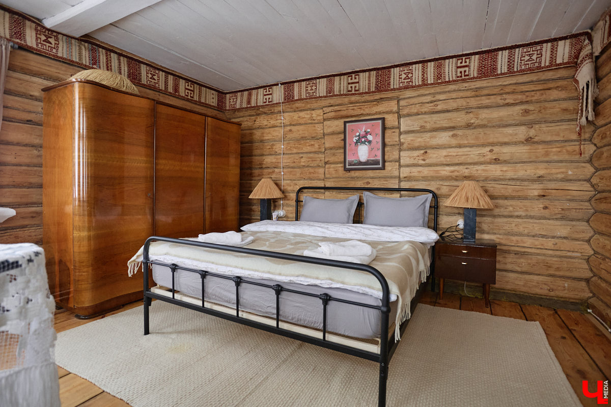 Дома Суздаля — отдельный вид искусства. В числе уникальных жилых зданий есть даже целая киноколлекция «Тарковский». Внучатая племянница режиссера Сергея Герасимова запустила в древнем городе проект, посвященный творчеству Андрея Арсеньевича. «Ключ-Медиа» удалось заглянуть в одно из трех строений — избу «Ностальгия».