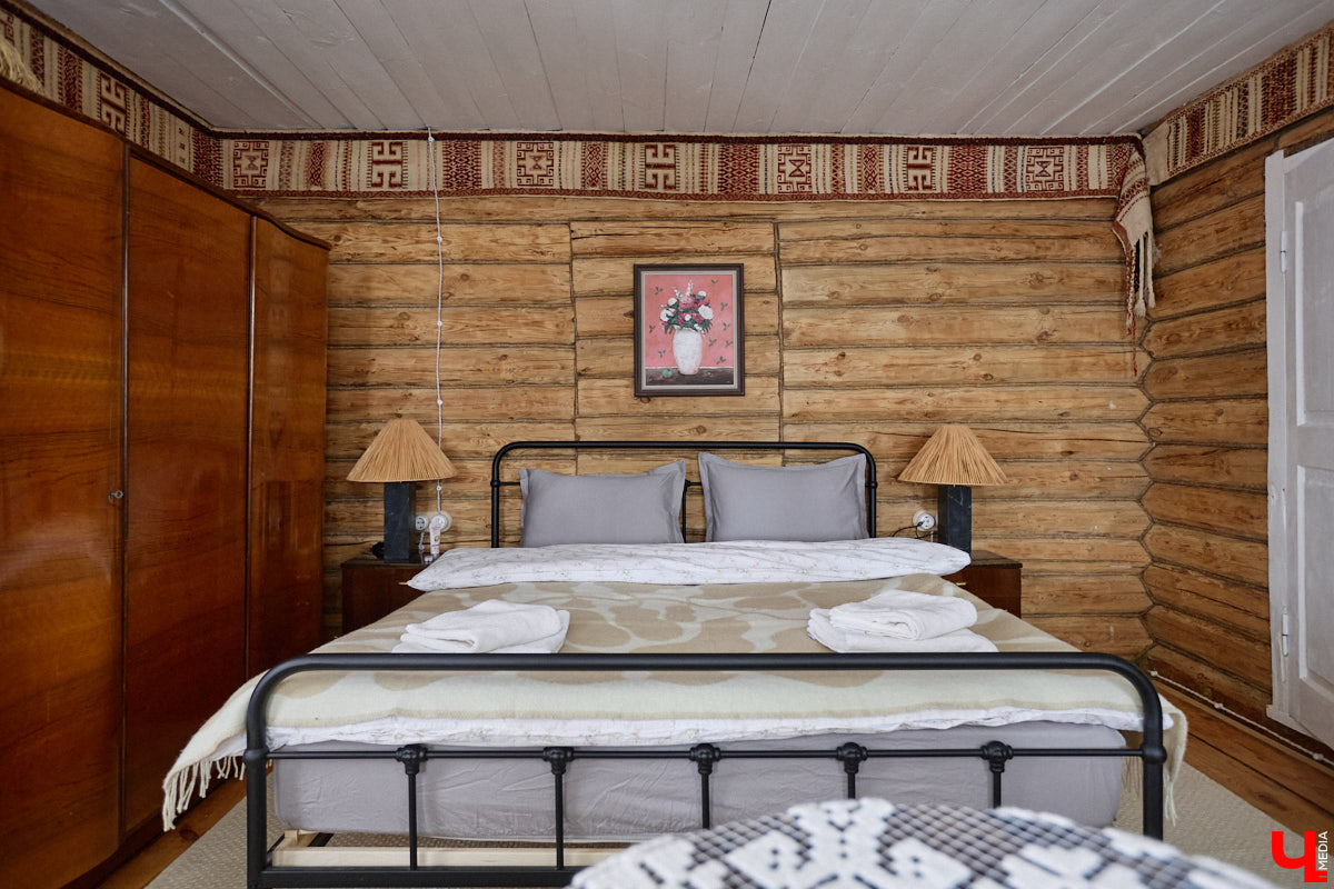 Дома Суздаля — отдельный вид искусства. В числе уникальных жилых зданий есть даже целая киноколлекция «Тарковский». Внучатая племянница режиссера Сергея Герасимова запустила в древнем городе проект, посвященный творчеству Андрея Арсеньевича. «Ключ-Медиа» удалось заглянуть в одно из трех строений — избу «Ностальгия».