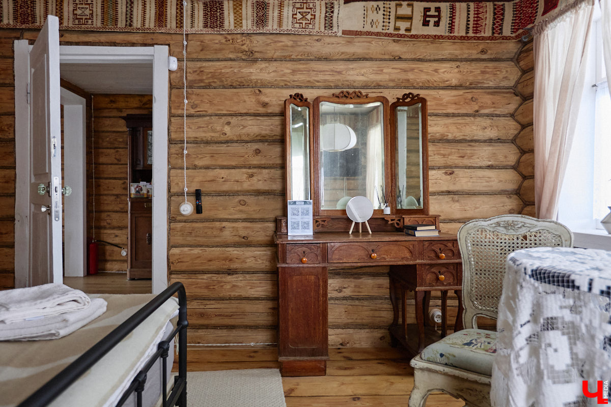 Дома Суздаля — отдельный вид искусства. В числе уникальных жилых зданий есть даже целая киноколлекция «Тарковский». Внучатая племянница режиссера Сергея Герасимова запустила в древнем городе проект, посвященный творчеству Андрея Арсеньевича. «Ключ-Медиа» удалось заглянуть в одно из трех строений — избу «Ностальгия».