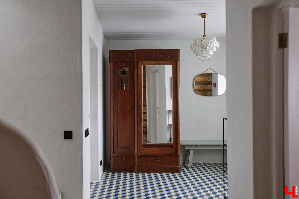 Дома Суздаля — отдельный вид искусства. В числе уникальных жилых зданий есть даже целая киноколлекция «Тарковский». Внучатая племянница режиссера Сергея Герасимова запустила в древнем городе проект, посвященный творчеству Андрея Арсеньевича. «Ключ-Медиа» удалось заглянуть в одно из трех строений — избу «Ностальгия».