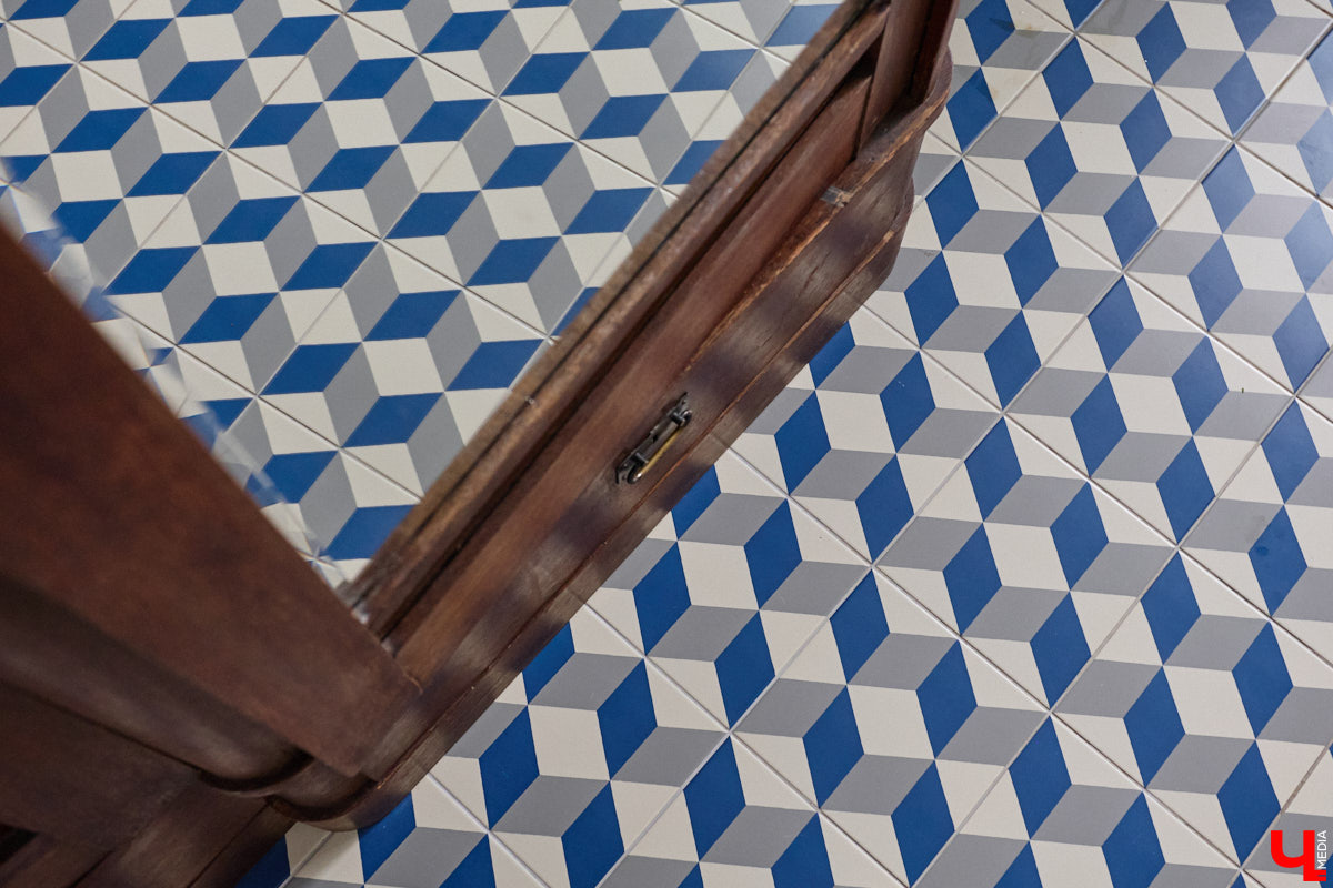 Дома Суздаля — отдельный вид искусства. В числе уникальных жилых зданий есть даже целая киноколлекция «Тарковский». Внучатая племянница режиссера Сергея Герасимова запустила в древнем городе проект, посвященный творчеству Андрея Арсеньевича. «Ключ-Медиа» удалось заглянуть в одно из трех строений — избу «Ностальгия».