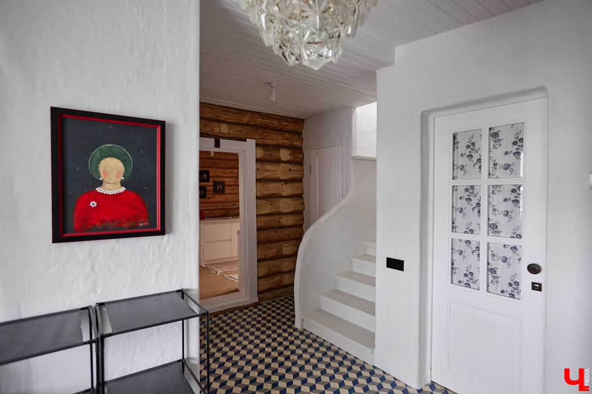 Дома Суздаля — отдельный вид искусства. В числе уникальных жилых зданий есть даже целая киноколлекция «Тарковский». Внучатая племянница режиссера Сергея Герасимова запустила в древнем городе проект, посвященный творчеству Андрея Арсеньевича. «Ключ-Медиа» удалось заглянуть в одно из трех строений — избу «Ностальгия».