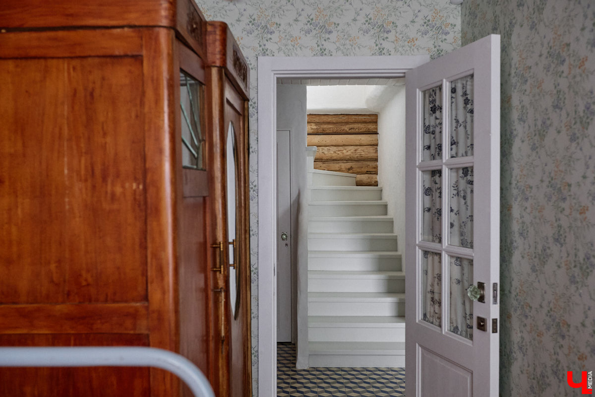 Дома Суздаля — отдельный вид искусства. В числе уникальных жилых зданий есть даже целая киноколлекция «Тарковский». Внучатая племянница режиссера Сергея Герасимова запустила в древнем городе проект, посвященный творчеству Андрея Арсеньевича. «Ключ-Медиа» удалось заглянуть в одно из трех строений — избу «Ностальгия».